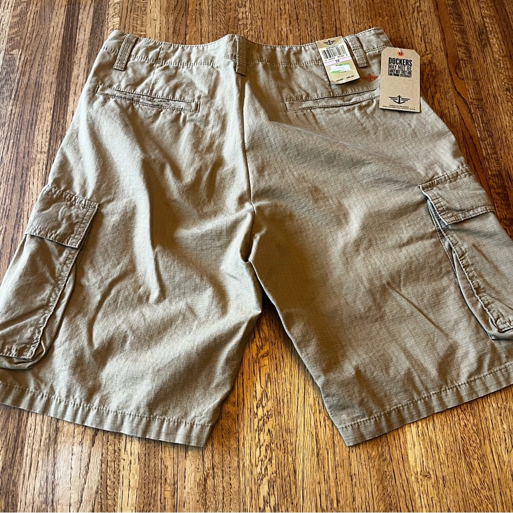 Dockers Cargo Brown Mens 32 Shorts NWT - Picture 2 of 7